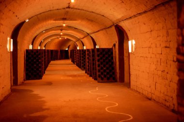 Şampanya köpüklü şarap üretimi şişelerde karanlık yeraltı mahzenlerinde, Reims, Champagne, France