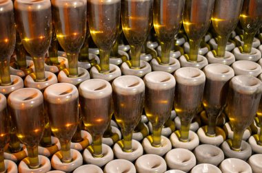 Şampanya büyük cru köpüklü şarap üretimi şişeler halinde karanlık yeraltı mahzenlerinde, Reims, Champagne, France