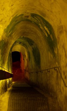 Şampanya köpüklü şarap üretimi karanlık yeraltı mahzenlerinde, Reims, Champagne, France