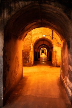 Şampanya köpüklü şarap üretimi karanlık yeraltı mahzenlerinde, Reims, Champagne, France