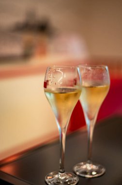 Reims, Champagne, Fransa 'daki yeraltı şarap mahzenlerinde soğuk Brut Şampanyası tatmak.