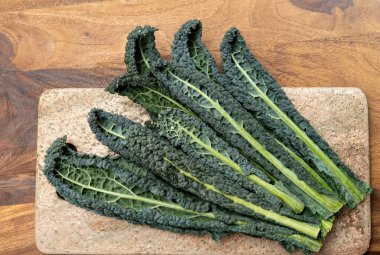 Siyah yassı cavolo nero tuscan lahanasıyla vejetaryen yemekleri.
