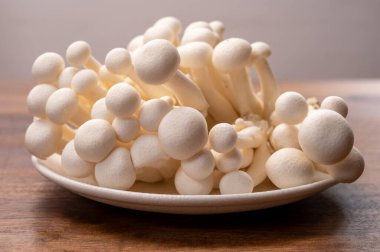 Doğu Asya 'ya özgü beyaz ve kahverengi shimeji mantarları, ona-shimeji yaygın olarak yetiştirilmiş ve umami tatma bileşikleri açısından zengindir.