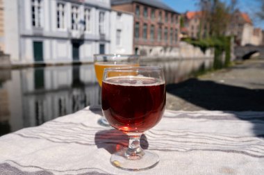 Belçika birasının açık kafe ya da meyhanedeki tadıyla güneşli bir günde Brüksel, Belçika 'daki ortaçağ evleri ve kanalları gezilecek.