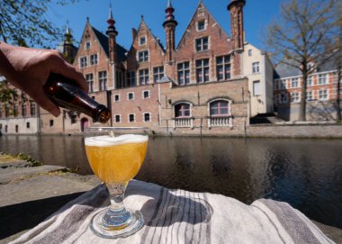 Belçika birasının açık kafe ya da meyhanedeki tadıyla güneşli bir günde Brüksel, Belçika 'daki ortaçağ evleri ve kanalları gezilecek.