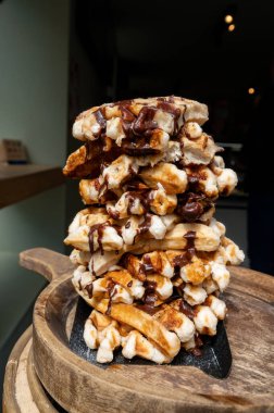 Belçika şekerli waffle 'lar Brugge, Belçika' daki fırında satılıyor.