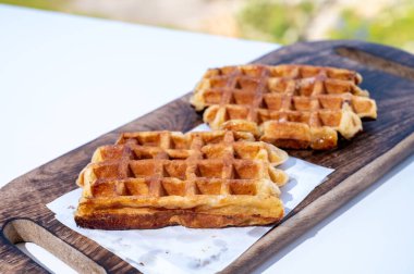 Belçika şekerli waffle 'lar açık kafe terasında servis edilir.