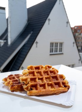Belçika 'nın güzel köyü De Haan' da Belçika şekerli waffle 'lar servis edilir.