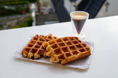 Brüksel 'den gelen Belçika şekerli waffle' lar ve sade kahve servis ediliyor.