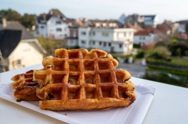 Belçika 'nın güzel köyü De Haan' da Belçika şekerli waffle 'lar servis edilir.