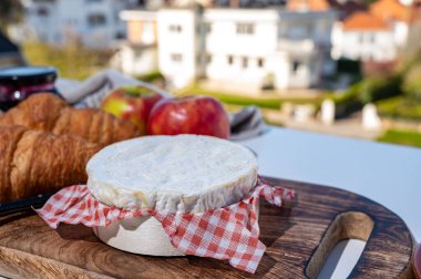 Normandiya, Camembert ve Neufchatel 'den taze kruvasan ve peynirli Fransız kahvaltısı güzel Fransız köy manzaralı.