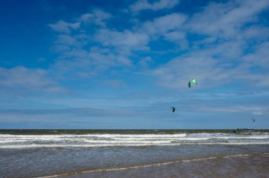 Küçük Belçika kasabasındaki sarı kumlu plajlar Knokke-Soygunu, lüks tatil beldesi, yaz tatili