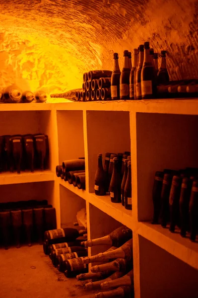 Produção Vinho Espumante Champanhe Garrafas Prateleiras Cave Subterrânea Escura Reims — Fotografia de Stock