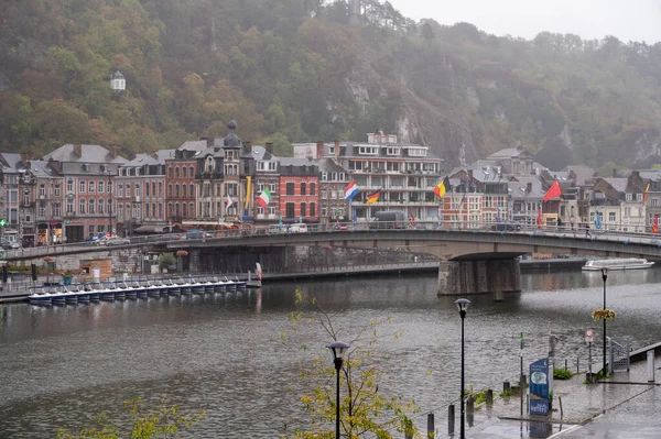 Vista Edificios Día Lluvioso Pequeña Ciudad Belga Dinant Río Mosa — Foto de Stock