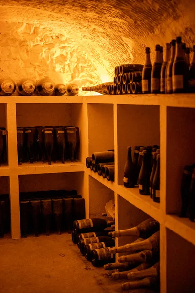 Produção Vinho Espumante Champanhe Garrafas Prateleiras Cave Subterrânea Escura Reims — Fotografia de Stock