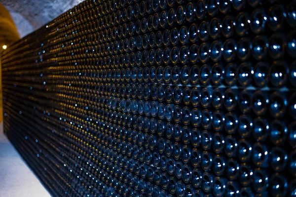 프랑스 샹파뉴 샹파뉴에 어두운 저장실에 줄지어 포도주를 생산하는 샴페인 — 스톡 사진