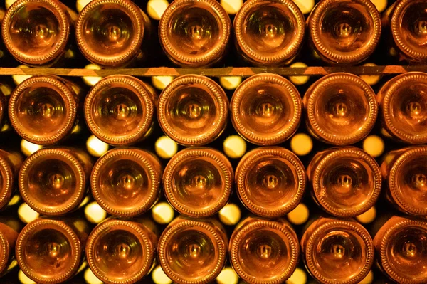 暗い地下室 ランス シャンパン フランスの行のボトルでシャンパングランドクルー輝くワイン生産 — ストック写真