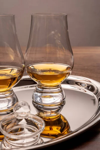 Vasos Cata Whisky Escocés Malta Simple Servidos Bandeja Espejo Acero — Foto de Stock