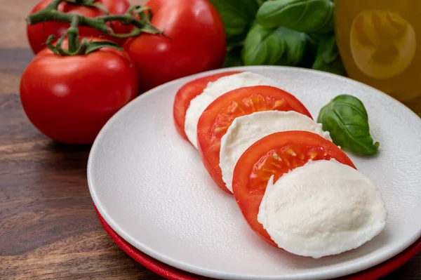 Smaczne Włoskie Wegetariańskie Jedzenie Świeży Miękki Biały Ser Mozzarella Podawany — Zdjęcie stockowe