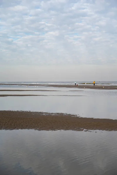 Período Passeio Baixo Praia Areia Amarela Pequena Cidade Belga Haan — Fotografia de Stock