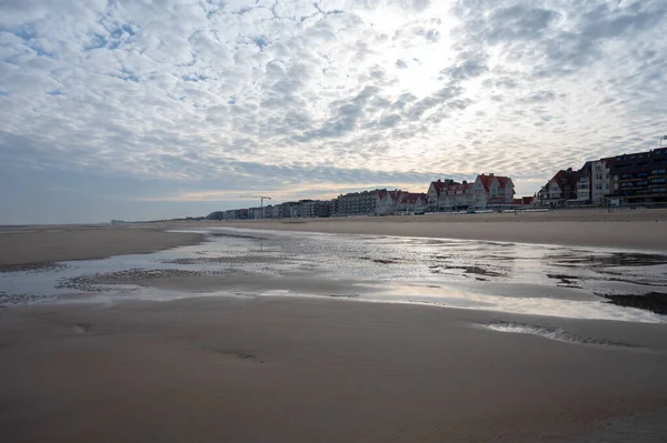 Basso Periodo Guida Sulla Spiaggia Sabbia Gialla Nella Piccola Città — Foto Stock