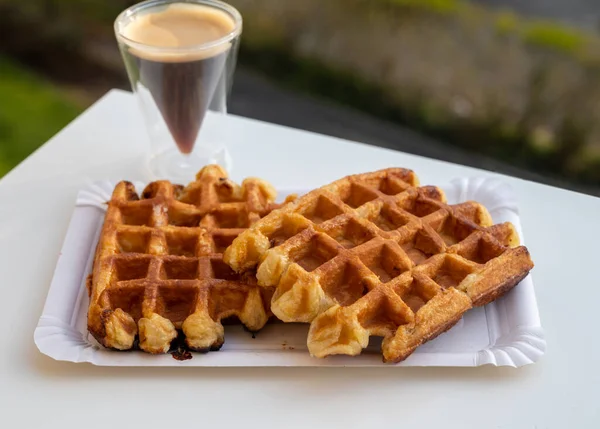 Belgische Zuckerwaffeln Aus Brüssel Mit Schwarzem Kaffee Freien — Stockfoto