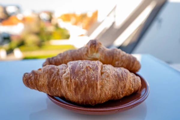 Francouzská Snídaně Čerstvě Upečenými Croissanty Sýry Normandie Camembert Neufchatel Podávané — Stock fotografie
