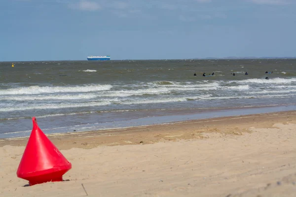 Północne Fale Morskie Piaszczysta Plaża Słoneczny Dzień Błękitne Niebo — Zdjęcie stockowe