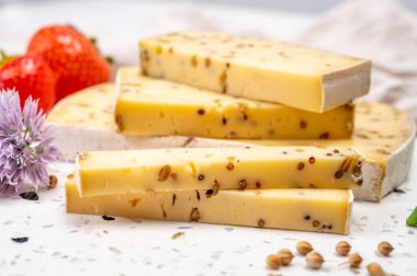 Peynir koleksiyonu, olgun sarı inek peyniri ve Belçika 'dan hardal tohumları.