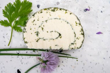 Peynir koleksiyonu, taze beyaz keçi peyniri Fransız peyniri, aromatik otlar ve pirzolalar.