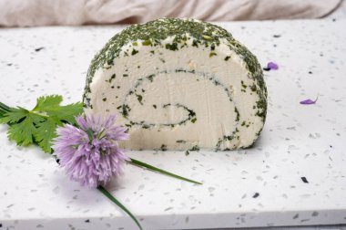 Peynir koleksiyonu, taze beyaz keçi peyniri Fransız peyniri, aromatik otlar ve pirzolalar.