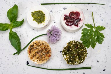 Peynir koleksiyonu, taze beyaz keçi peyniri aromalı Fransız peyniri, böğürtlen ve yeşil pesto.