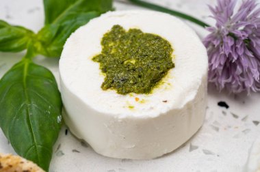 Peynir koleksiyonu, taze beyaz keçi peyniri aromalı Fransız peyniri, böğürtlen ve yeşil pesto.