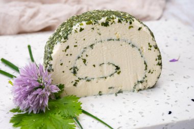 Peynir koleksiyonu, taze beyaz keçi peyniri Fransız peyniri, aromatik otlar ve pirzolalar.