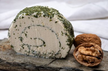 Peynir koleksiyonu, taze beyaz keçi peyniri Fransız peyniri, aromatik otlar ve pirzolalar.