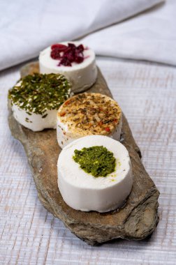 Peynir koleksiyonu, taze beyaz keçi peyniri aromalı Fransız peyniri, böğürtlen ve yeşil pesto.