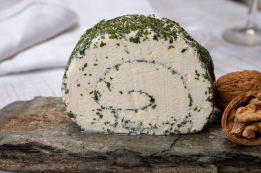 Peynir koleksiyonu, taze beyaz keçi peyniri Fransız peyniri, aromatik otlar ve pirzolalar.