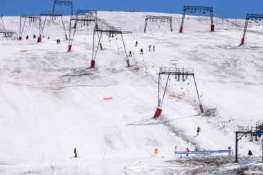 Les Deux Alpes kar sporları tatil köyü yaz mevsiminde 3600 metre yükseklikte kar örtülü ve kayak yapabilen buzullar.