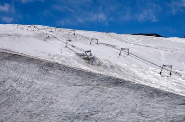 Les Deux Alpes kar sporları tatil köyü yaz mevsiminde 3600 metre yükseklikte kar örtülü ve kayak yapabilen buzullar.