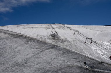 Les Deux Alpes kar sporları tatil köyü yaz mevsiminde 3600 metre yükseklikte kar örtülü ve kayak yapabilen buzullar.