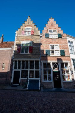 Hollanda, Walcheren, Zeeland 'de küçük tarihi bir kasaba olan Veere' deki eski ortaçağ evlerinin şehir manzarası