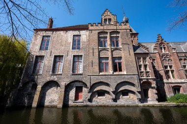 27 Nisan 2021, Bruges, Belçika. Güneşli bir günde tarihi şehir merkezinde ortaçağ Bruges caddelerinde yürüyorum.