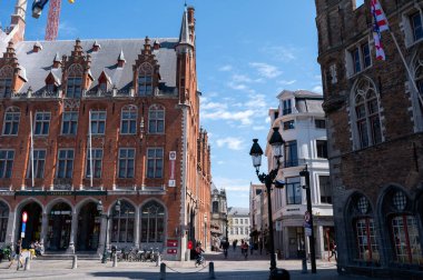 27 Nisan 2021, Bruges, Belçika. Güneşli bir günde tarihi şehir merkezinde ortaçağ Bruges caddelerinde yürüyorum.