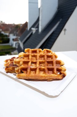Belçika 'nın güzel köyü De Haan' da Belçika şekerli waffle 'lar servis edilir.