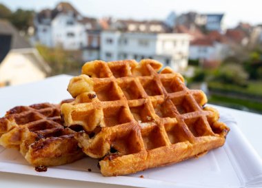 Belçika 'nın güzel köyü De Haan' da Belçika şekerli waffle 'lar servis edilir.