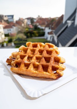 Belçika 'nın güzel köyü De Haan' da Belçika şekerli waffle 'lar servis edilir.