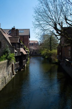 27 Nisan 2021, Bruges, Belçika. Güneşli bir günde tarihi şehir merkezinde ortaçağ Bruges caddelerinde yürüyorum.