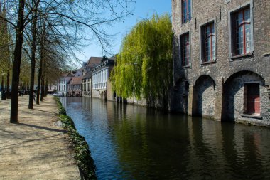 27 Nisan 2021, Bruges, Belçika. Güneşli bir günde tarihi şehir merkezinde ortaçağ Bruges caddelerinde yürüyorum.