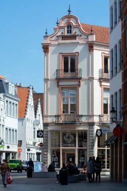 27 Nisan 2021, Bruges, Belçika. Güneşli bir günde tarihi şehir merkezinde ortaçağ Bruges caddelerinde yürüyorum.