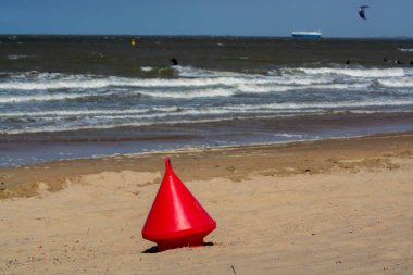 Kuzey deniz dalgaları ve kumlu plajlar güneşli bir günde ve mavi gökyüzünde